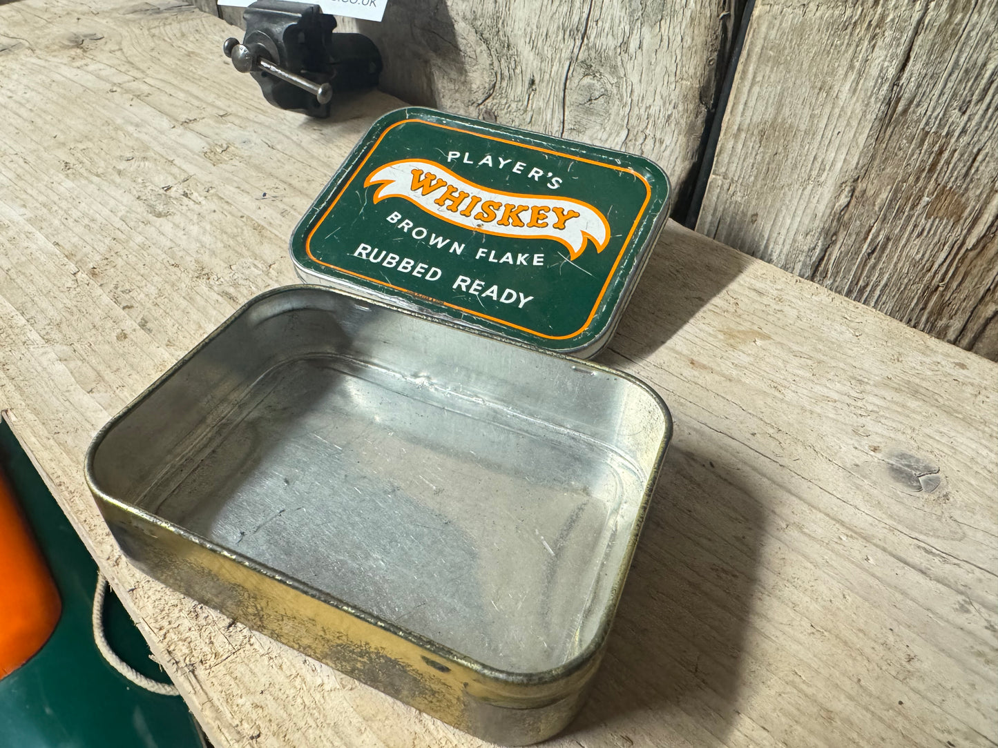 Vintage Players Whiskey Brown Flake Rubbed Ready 2oz Tobacco Tin