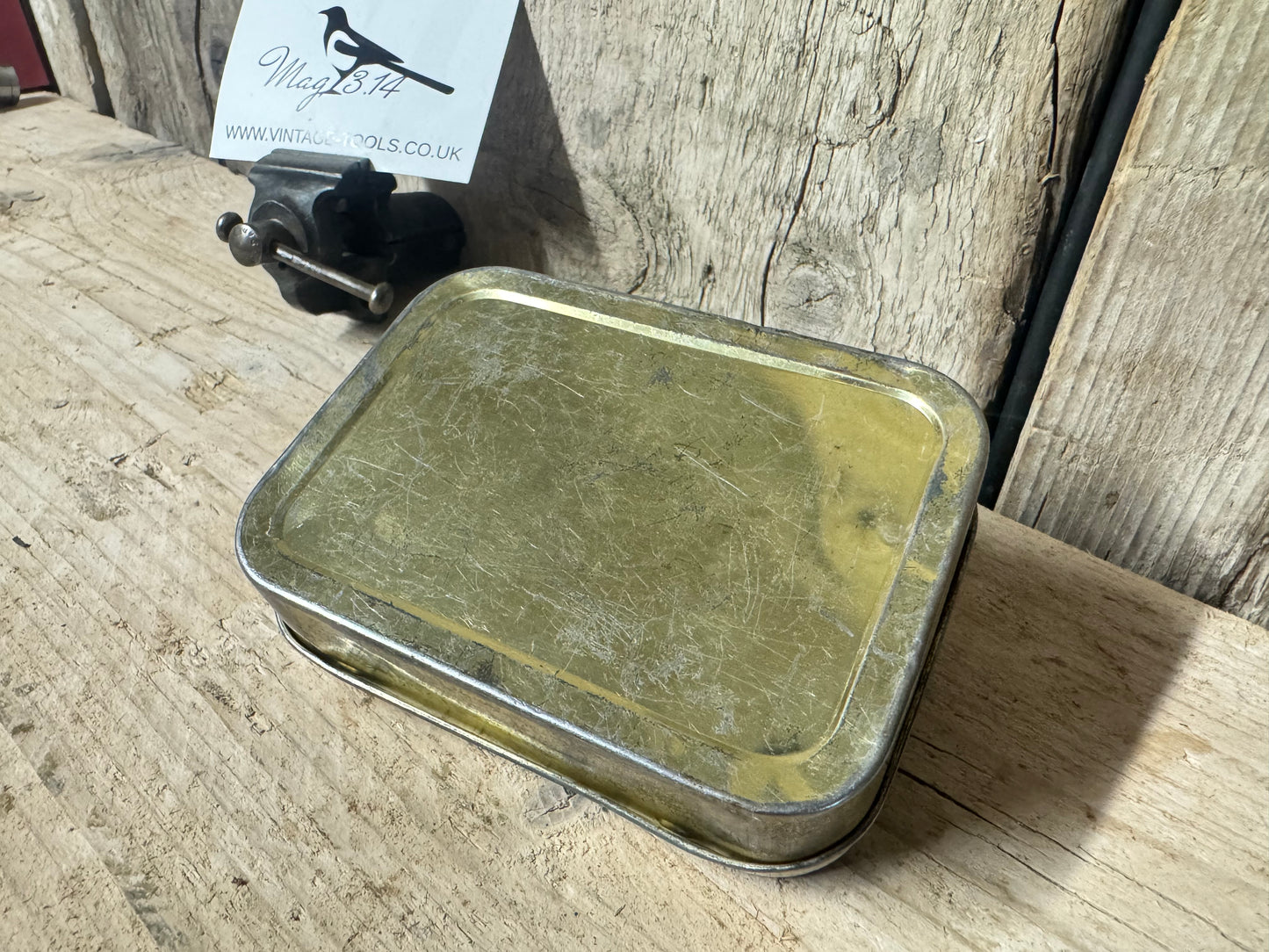 Vintage Players Whiskey Brown Flake Rubbed Ready 2oz Tobacco Tin
