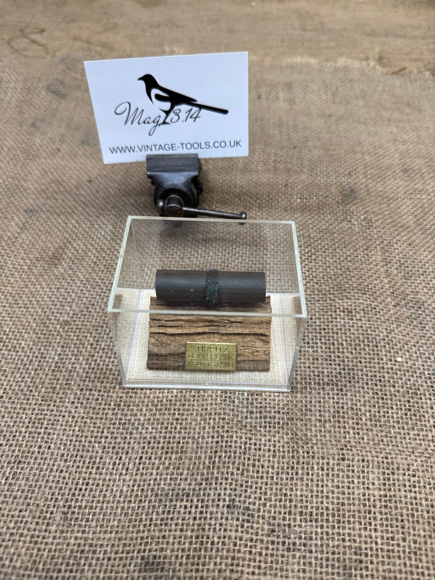 Tirpitz Dekksplank Kruttstang in Display Case
