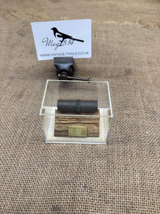 Tirpitz Dekksplank Kruttstang in Display Case