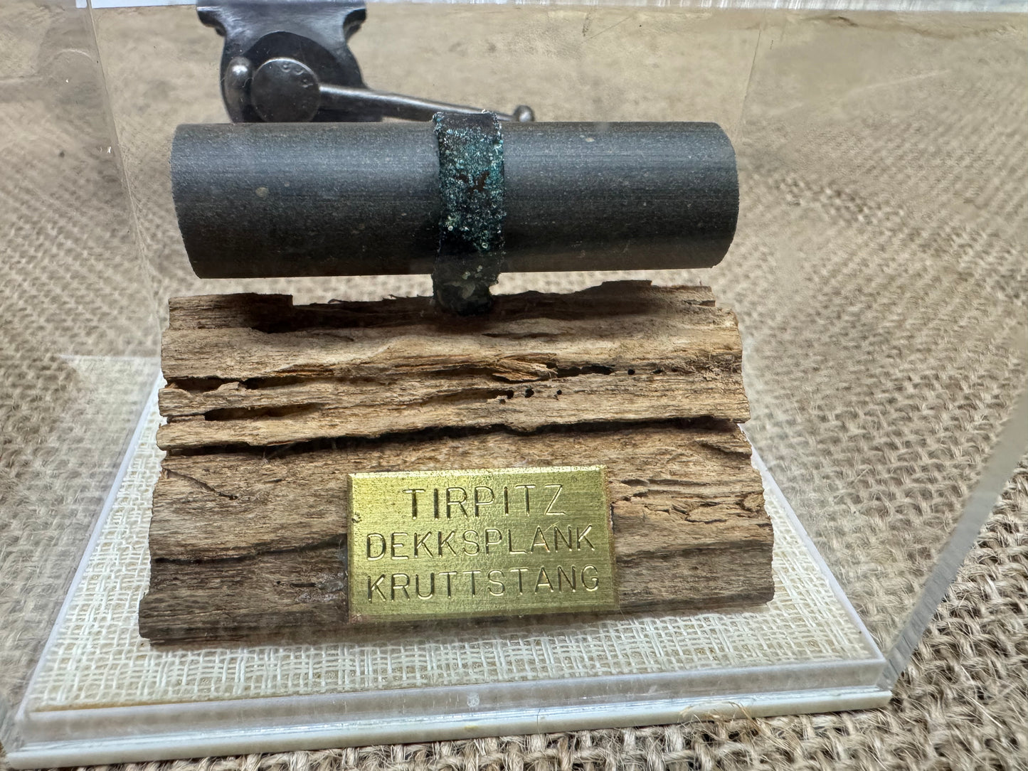 Tirpitz Dekksplank Kruttstang in Display Case
