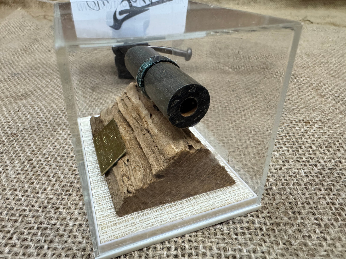 Tirpitz Dekksplank Kruttstang in Display Case
