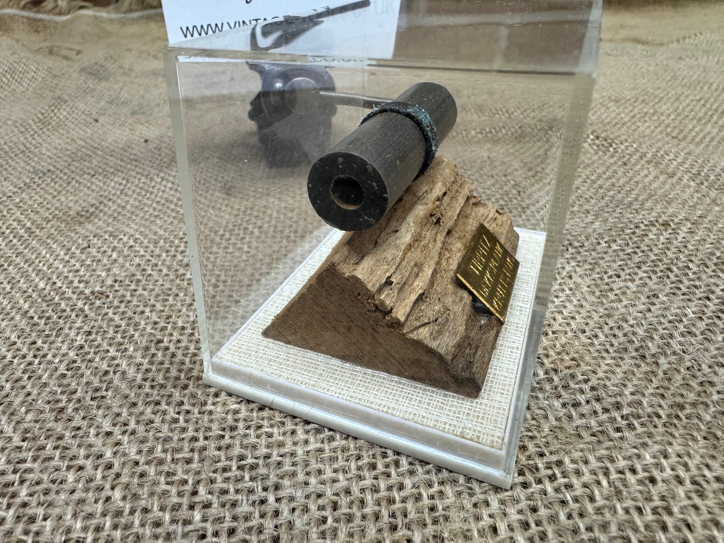 Tirpitz Dekksplank Kruttstang in Display Case