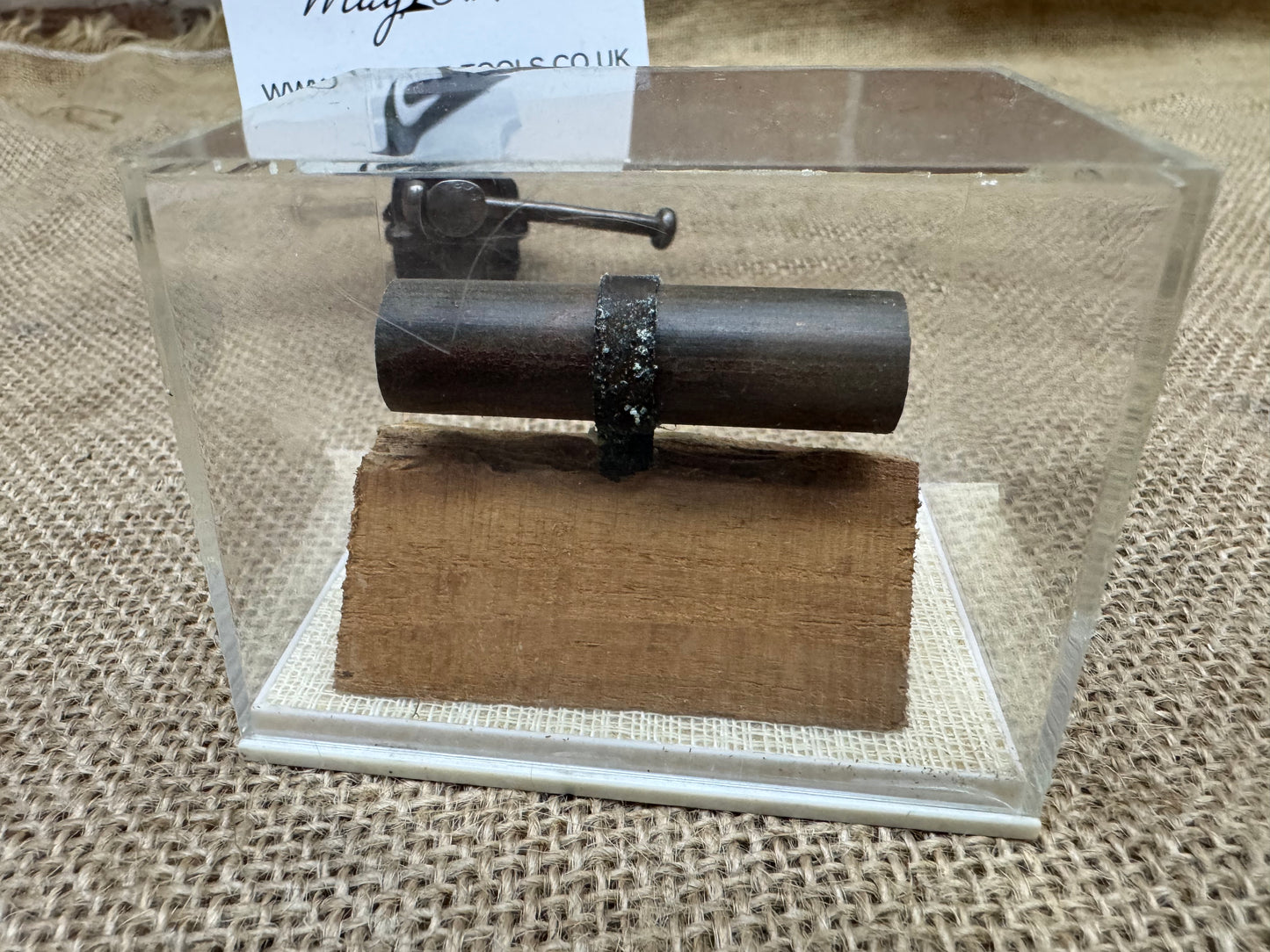 Tirpitz Dekksplank Kruttstang in Display Case