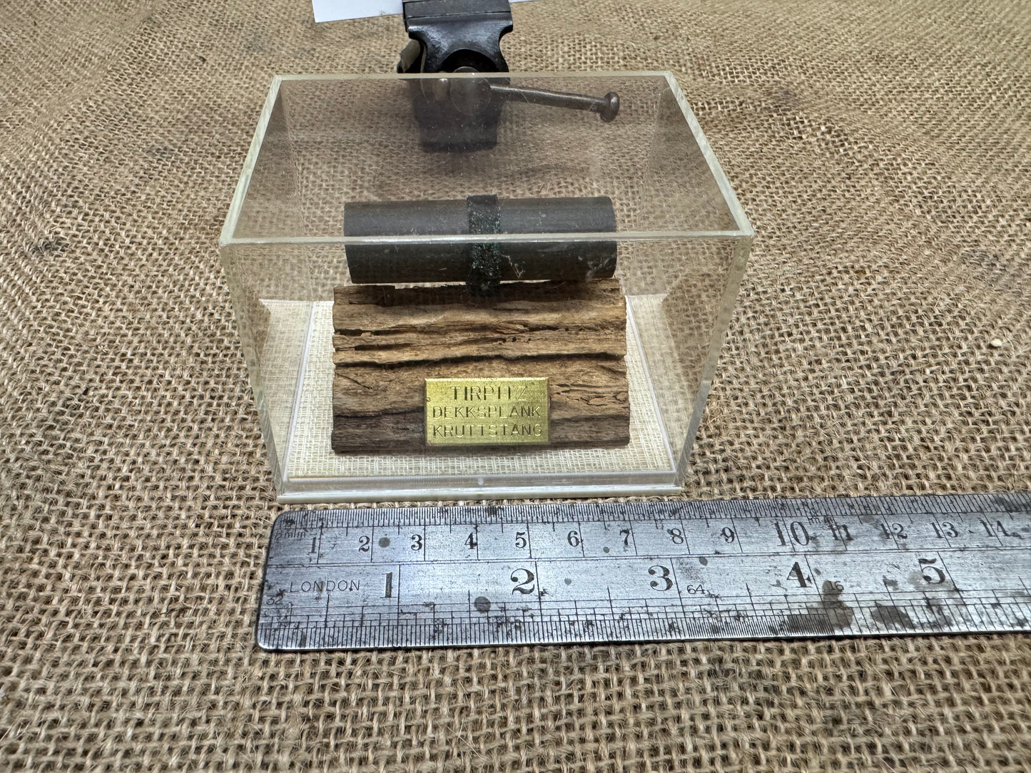 Tirpitz Dekksplank Kruttstang in Display Case